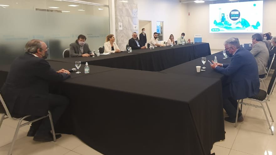 MinSPcba's tweet photo. ♻️GENERACIÓN DISTRIBUIDA COMUNITARIA ♻️
El Min. de Sev. Públicos @ministroflopez; el Sec. de Bio. y #EnergíasRenovables @SergioMansur3; Luis Giovine y Claudio Puértolas Pdte. y Gerente Gral. de #EPEC, se reunieron con autoridades de la @BCCBA, la #CEDUC y @cappcor1 https://t.co/QJaIG1UxNr