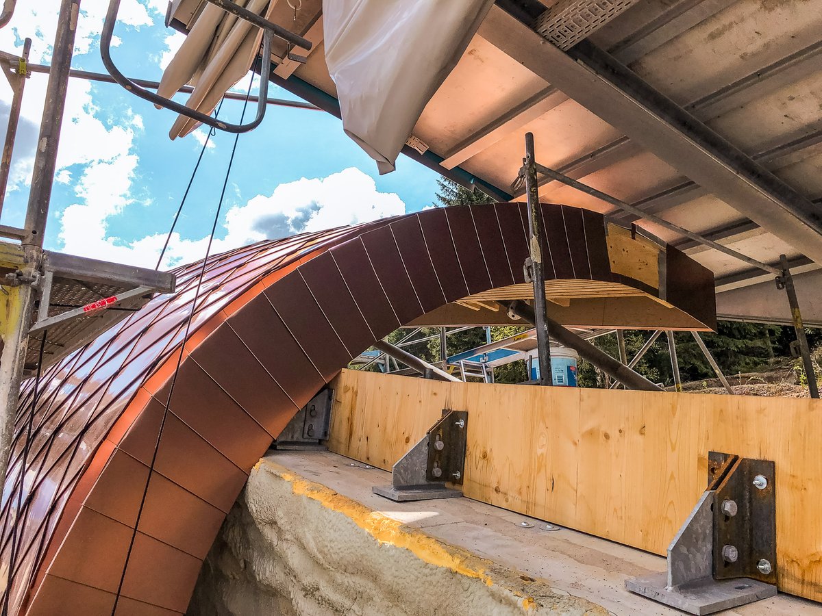 coilaloxide's tweet photo. LOTTO Thüringen Eisarena, Germany

Modern snake pattern roofing for the LOTTO Thüringen EISARENA Oberhofn, realised with our X-Flex copper 20.
#coilaloxide #architecture #Germany #aluminum #anodised #photography https://t.co/X6B1ZMTHE1