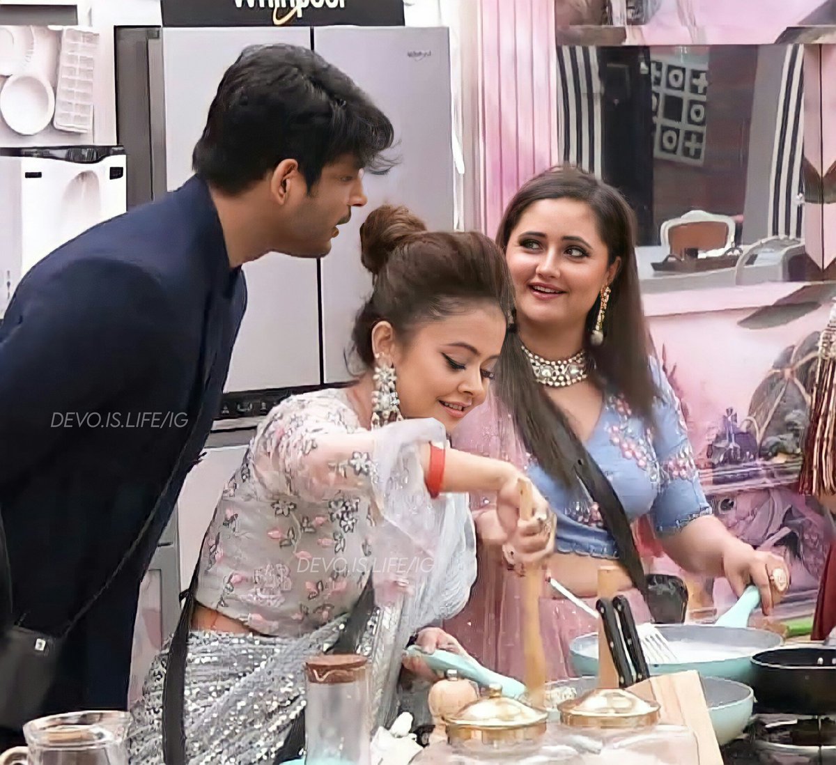 devo_is_life's tweet photo. चिट्ठी ना कोई संदेश जाने वह कौन सा देश जहां तुम चले गए I

अलविदा @sidharth_shukla 😣💔💔

#SidharthShukla #sidnazz #SidNaaz #SidHearts #SiddarthShukla #BiggBoss13 #SidLeena #DevoleenaBhattacharjee #Devoleena #RashmiDesai #devoshami https://t.co/cGXUMZBHqo