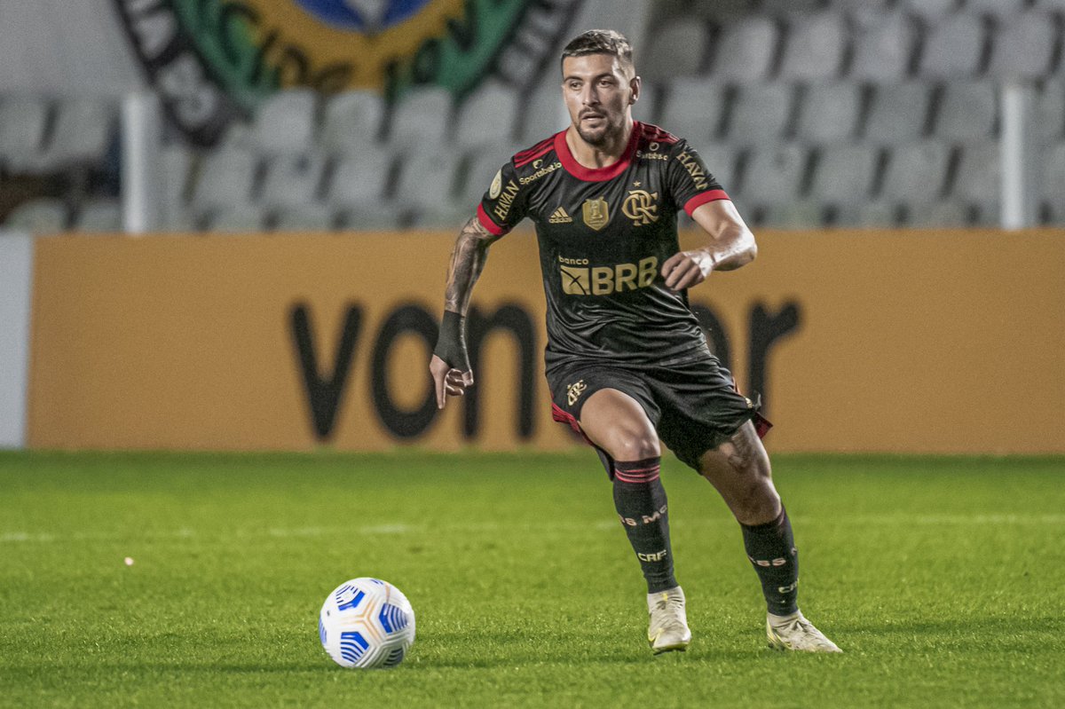 futebol_info's tweet photo. Agente de Arrascaeta propõe ao Fla parcelar em 4 anos a compra dos 25% dos direitos. Com impostos, valor chegaria a € 7 milhões (R$ 42,9 milhões). Clube diz não ter como fechar agora.

Papo segue em tom amistoso, mas já há impaciência.

🗞 Extra | @diogodantas
📸 Alexandre Vidal https://t.co/3vdZQLx2tt