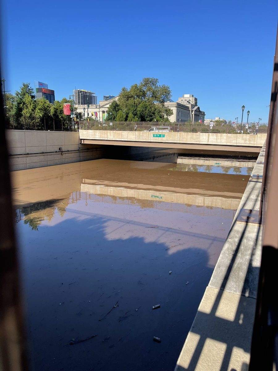 BTBearsCage's tweet photo. 676 at 19th Street, 8:45am #philly https://t.co/n91otRCEqx