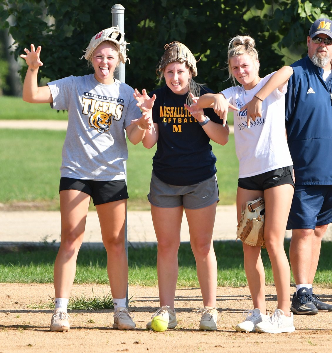MCC_ATH's tweet photo. Softball and baseball are back on the field preparing for their fall season to begin. Go Tigers! #TigerForLife #SupportMCC #FightingTigers https://t.co/8p2VRzqcpY