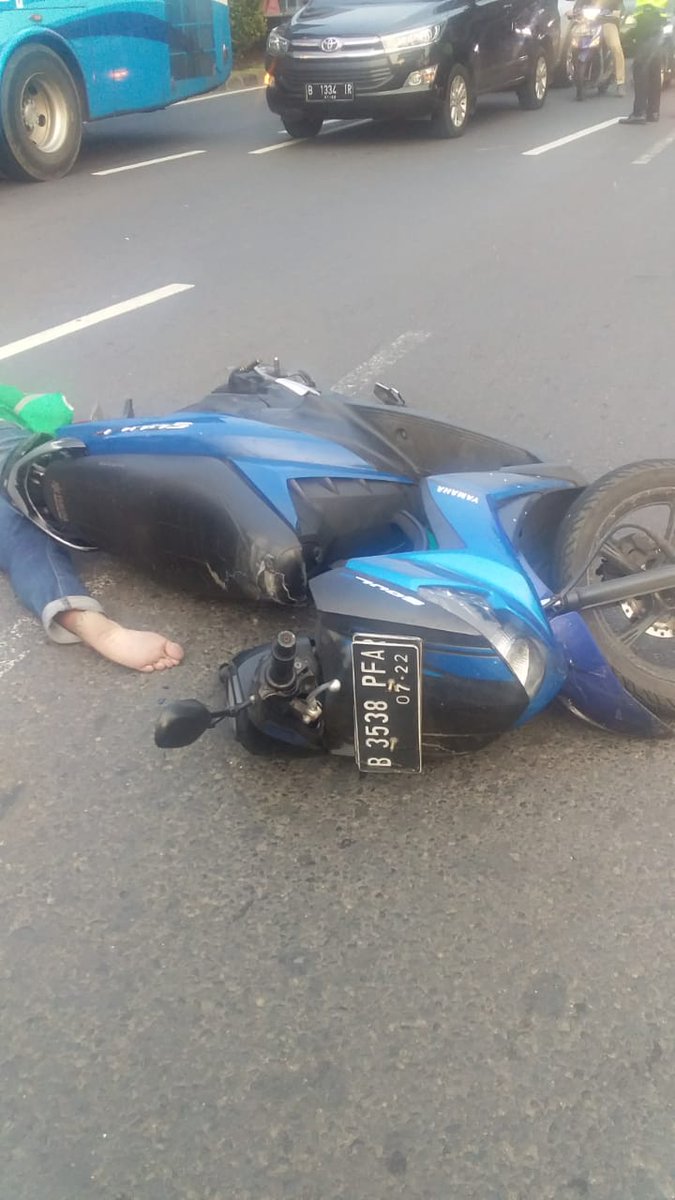 16.58 Terjadi kecelakaan lalu lintas sebuah sepeda motor plat Polisi B-3538-PFA dengan truck di Semanggi Atas, sudah dalam penanganan #Polri.