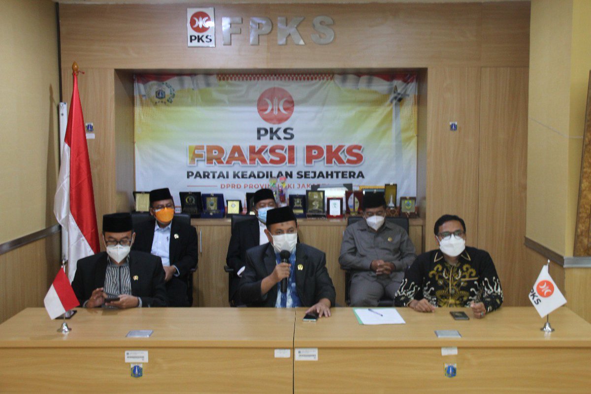fpksdkijakarta's tweet photo. #Dokumentasi konferensi pers #FPKS bersama awak media berkenaan dengan perubahan struktur FPKS di DPRD DKI Jakarta dan pengenalan Suhud Alynudin calon pengganti anggota Dewan yang wafat Mohammad Arifin dari Dapil 2 (Kamis, 02/09/2021) #DokHumasFPKS https://t.co/2ReKfrNo2L