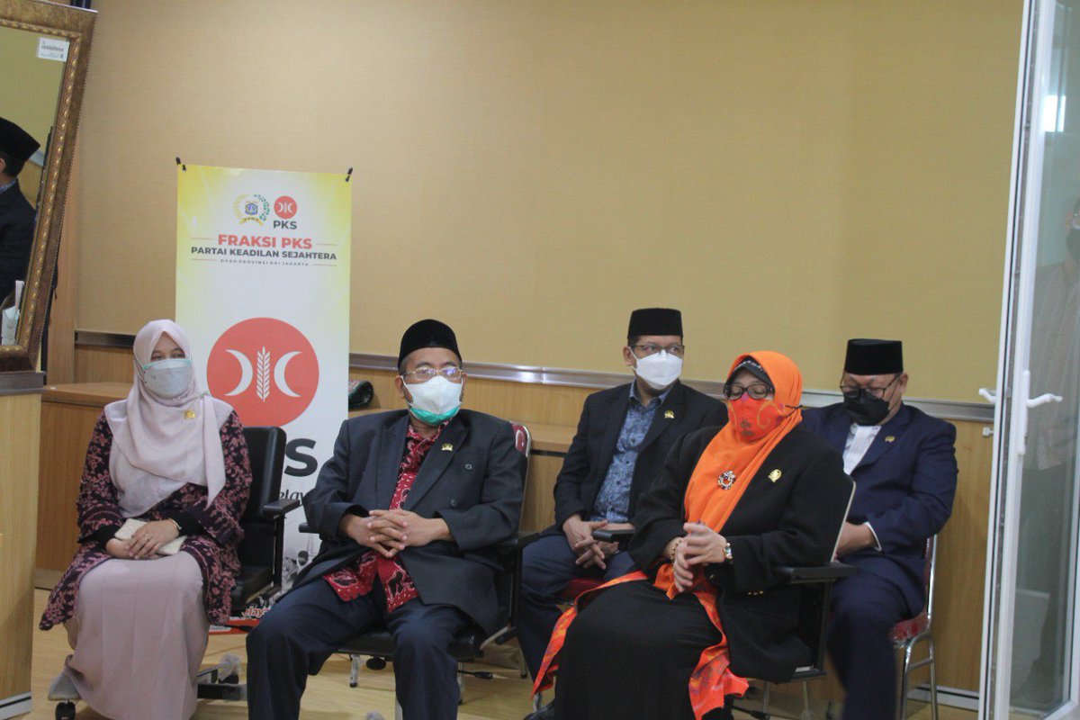 fpksdkijakarta's tweet photo. #Dokumentasi konferensi pers #FPKS bersama awak media berkenaan dengan perubahan struktur FPKS di DPRD DKI Jakarta dan pengenalan Suhud Alynudin calon pengganti anggota Dewan yang wafat Mohammad Arifin dari Dapil 2 (Kamis, 02/09/2021) #DokHumasFPKS https://t.co/2ReKfrNo2L
