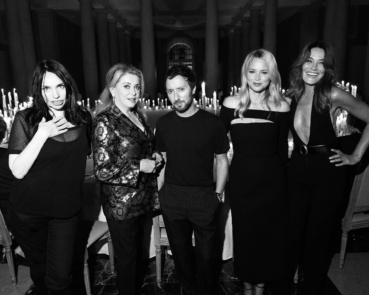 YSL's tweet photo. Dinner
Hypervenezia
At Palazzo Grassi

Béatrice Dalle, Catherine Deneuve, Anthony Vaccarello, Virginie Efira, Carla Bruni, Lenny Diaw, Carmen Kassovitz, Vassili Schneider, Anson Boon, Paul Manniez &amp; Charlotte Gainsbourg

#YSL #SaintLaurent #YvesSaintLaurent https://t.co/HrxRhooM3N