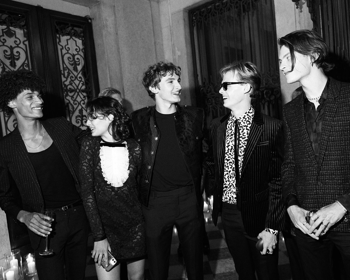 YSL's tweet photo. Dinner
Hypervenezia
At Palazzo Grassi

Béatrice Dalle, Catherine Deneuve, Anthony Vaccarello, Virginie Efira, Carla Bruni, Lenny Diaw, Carmen Kassovitz, Vassili Schneider, Anson Boon, Paul Manniez &amp; Charlotte Gainsbourg

#YSL #SaintLaurent #YvesSaintLaurent https://t.co/HrxRhooM3N