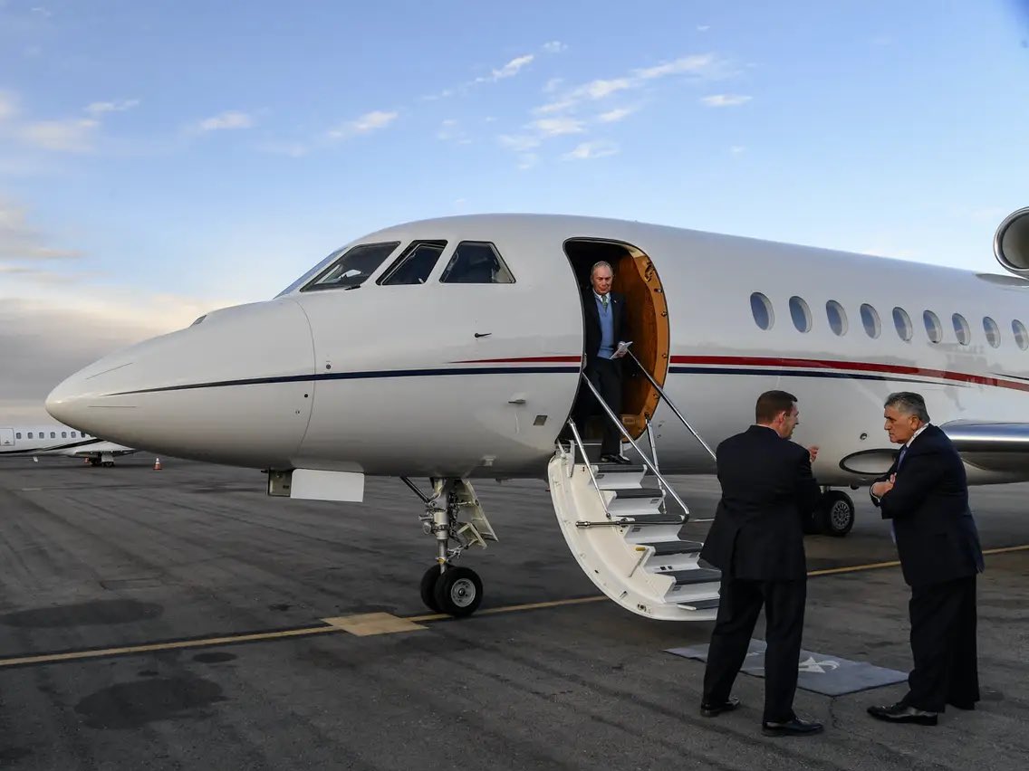JuliaHB1's tweet photo. Just checking, is this your private jet @MikeBloomberg or is the science only "clear" for mere mortals like the rest of us but not for billionaires like you? https://t.co/Ti2IzkhTNC