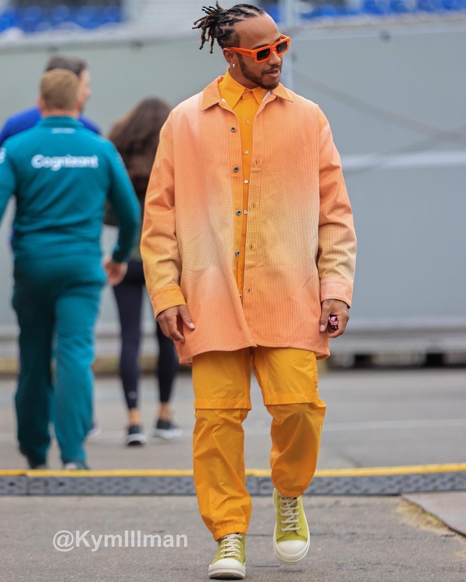 GuusPe's tweet photo. Lewis komt aan op Zandvoort. De man heeft wel humor. Moet je hem nageven 👏🏼 https://t.co/oVMY7wck0G