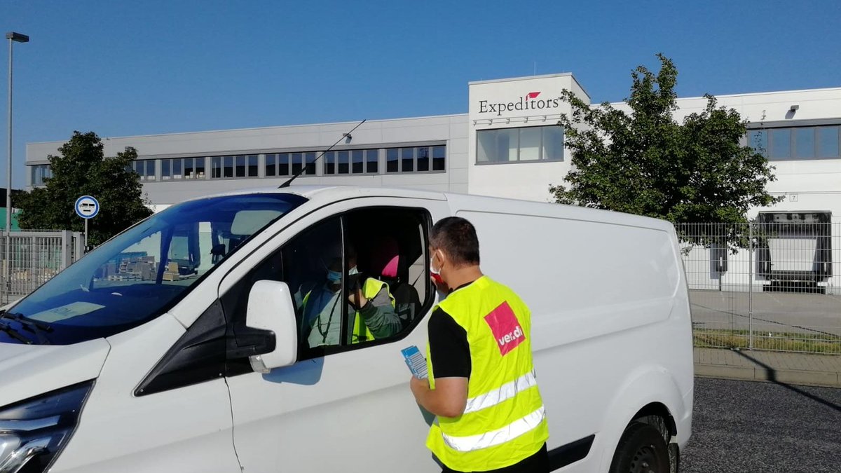 #ausgeliefert Aktion am Amazon Verteilzentrum Raunheim/Frankfurt mit DGB-Vorstandsmitglied Stefan Körzell