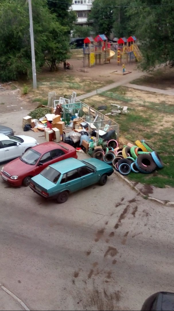 Внимание! Уже несколько дней спецтехника подъезжает,но не может вывезти КГО по адресу Московское шоссе 91-95. ТС полностью перекрывают доступ для мусоровозов к КП.Отметим, что стоянку возле КП запрещает закон № 115-ГД от 01.11.2007 “Об адм-ых правонар-х на территории Сам. обл.».