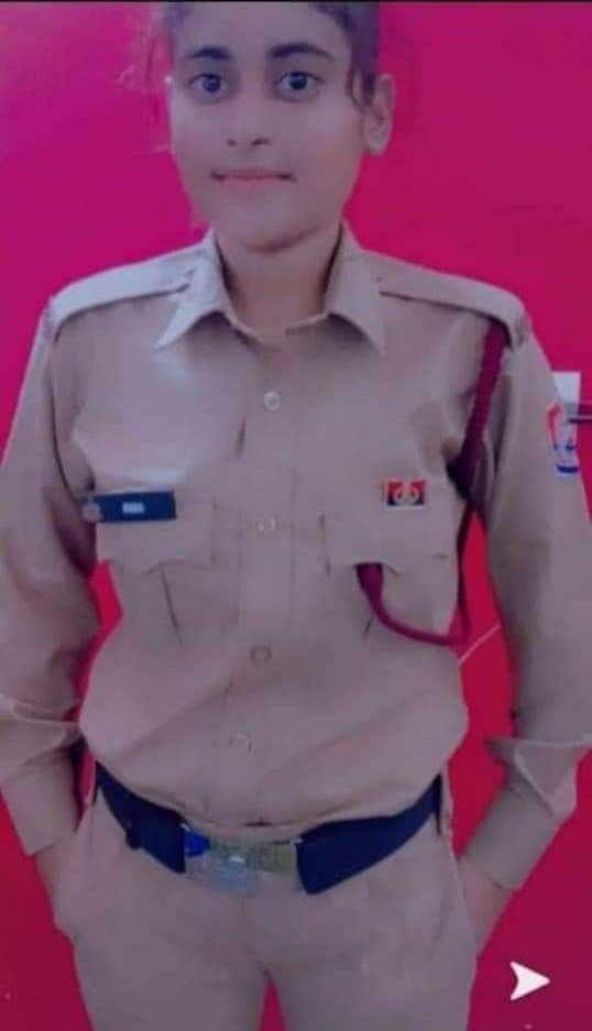 Nidafatima111's tweet photo. दिल्ली में एक महिला सिपाही का 4 ने बलात्कार के बाद उसकी हत्या की जिसमें उसके जिस्म पर 50 जगह चाकू मारे और उसके स्तन भी काट दिए
लेकिन मेन स्ट्रीम मीडिया से खबर गायब ��ै....

वजह ये है की उसका नाम साबिया है।
#justiceforsabiya
#गोदी_मीडिया https://t.co/FcTxabnLja
