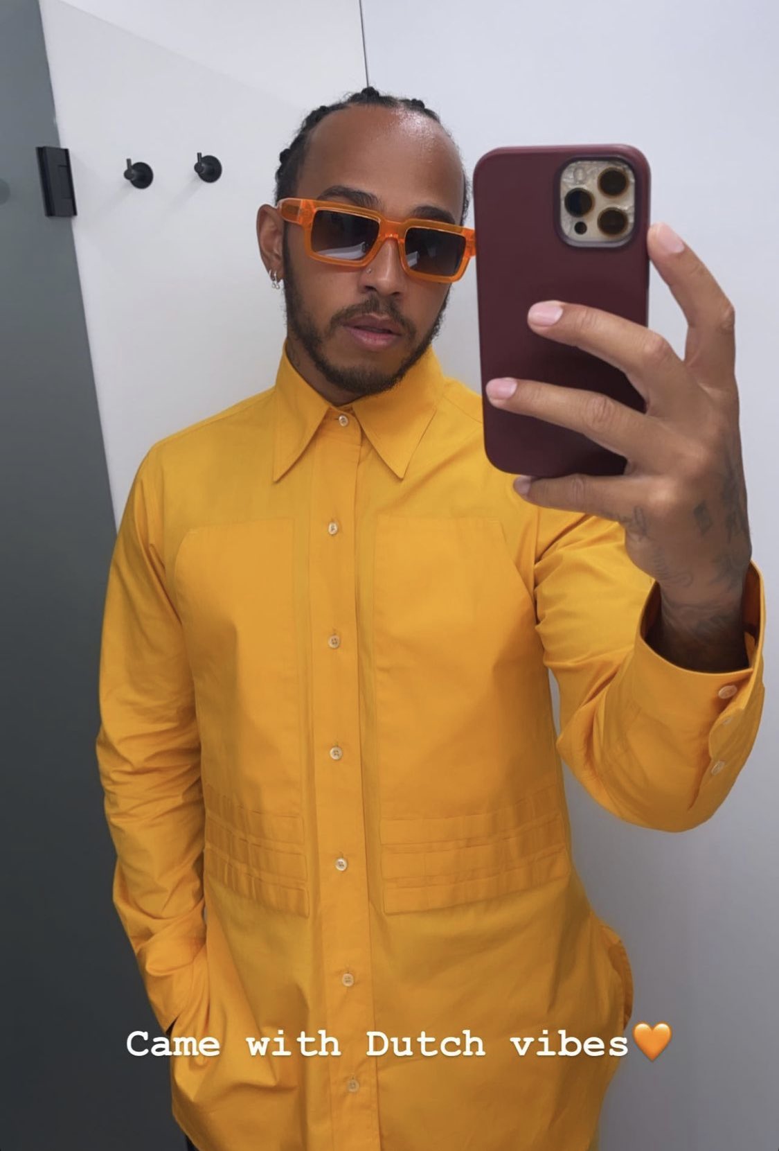 Lewis Hamilton komt opvallend gekleed naar Zandvoort