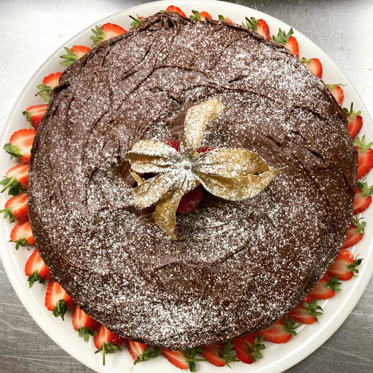 cuisinegroup's tweet photo. Decadent chocolate fudge cake 😍

#beckenham #bromley #caterer https://t.co/gPWmnz1Av6