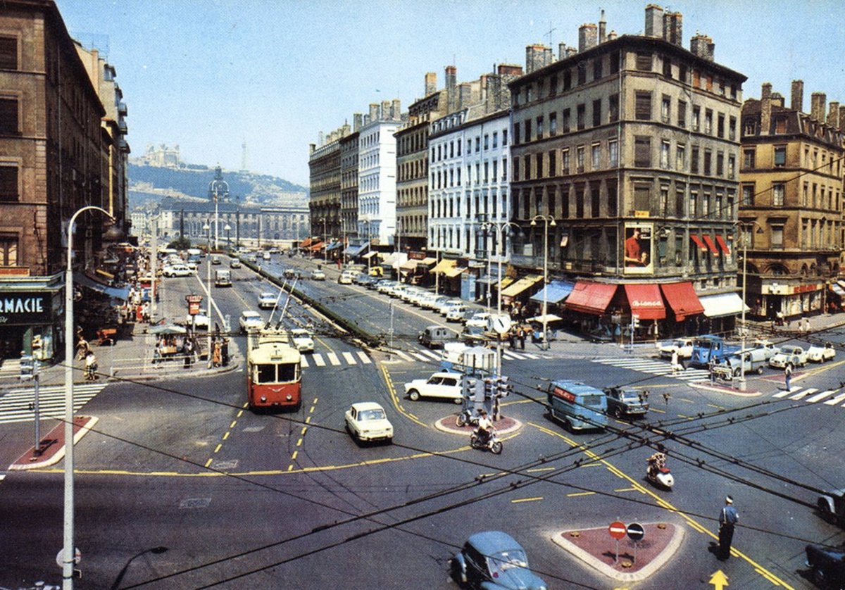 AgenceSkoli's tweet photo. C'était passé sous nos radars pendant l'été : les @ArchivesdeLyon 🦁 se lancent dans l'#opendata avec la mise en ligne d'un "Index des voies de Lyon" pour explorer et retracer l'histoire des rues de la ville. C'est simple, et tout expliqué ici : https://t.co/birjE4F0iR Ahou ! https://t.co/YvByrdb9WJ