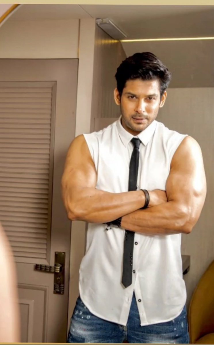 Pal756591's tweet photo. I can't believe it #BiggBoss season 13 winner #SidharthShukla passes away aged 40, died of heart-attack.
#RIP 🥺😣😭😔 😪😪 https://t.co/Hxop2UlWcc