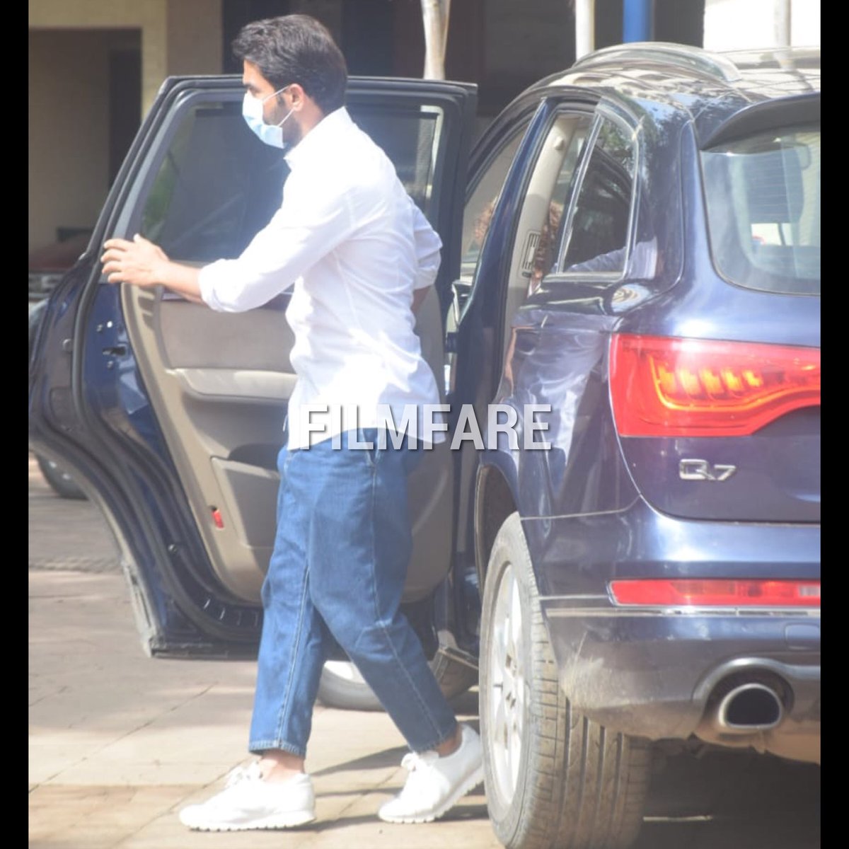 filmfare's tweet photo. #RajkummarRao arrives at late #SidharthShukla’s residence to pay his last respects. https://t.co/VoKS5TTdDH
