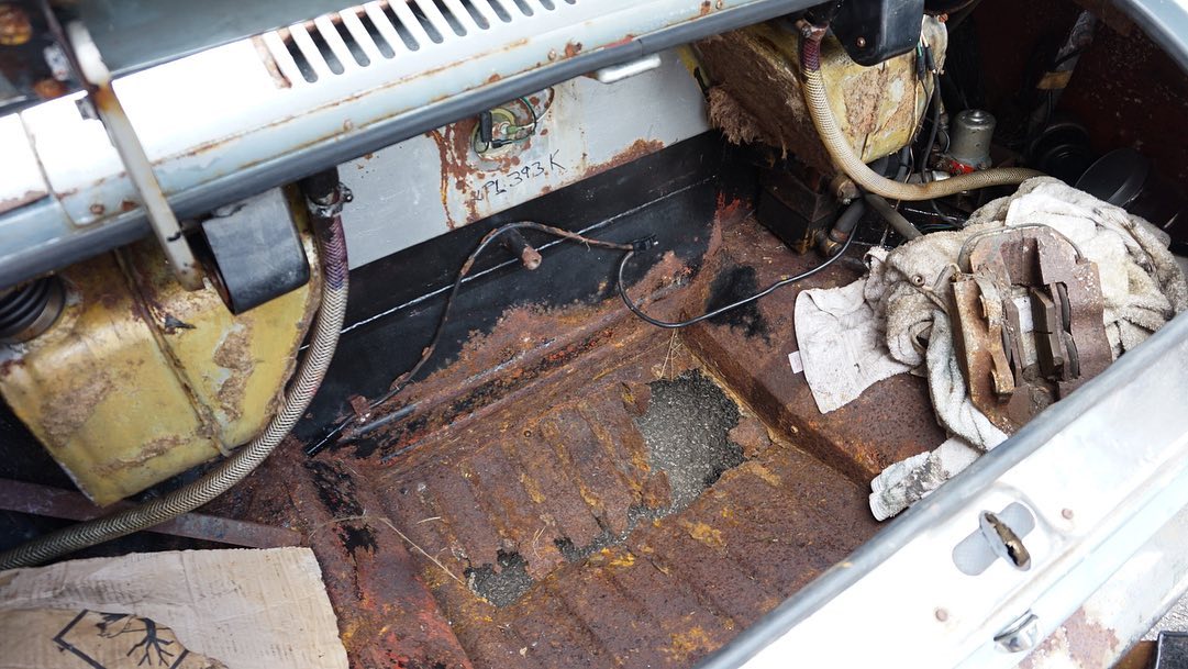 PrestigeSurrey's tweet photo. Latest arrival, 1971 Aston Martin DBS V8.
Having been in ‘dry’ storage since 1992, it’s long overdue some TLC and is certainly in the right place. We’re excited to get started. https://t.co/Jn9iKbzoiW