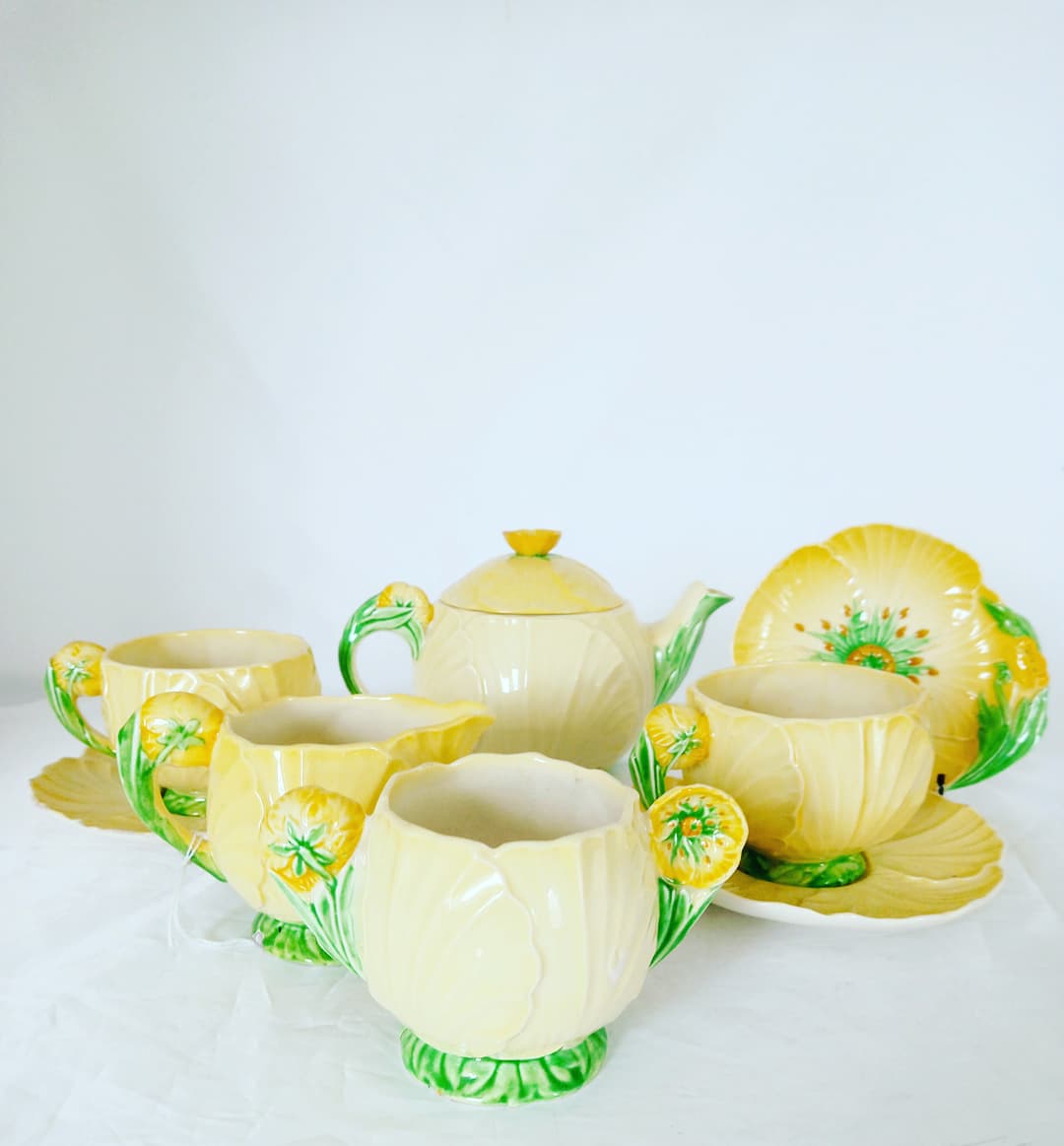 AlfiesAntiques's tweet photo. This Carlton ware buttercup tea set from Beth Adams' store on the ground floor of Alfies oozes charm and warmth with its' buttery yellow colour and intricate finishing.

For more info, visit Beth in store or contact 07776136003

#carltonware #antiqueteaset #londoncollector https://t.co/UQSjkiYVVK