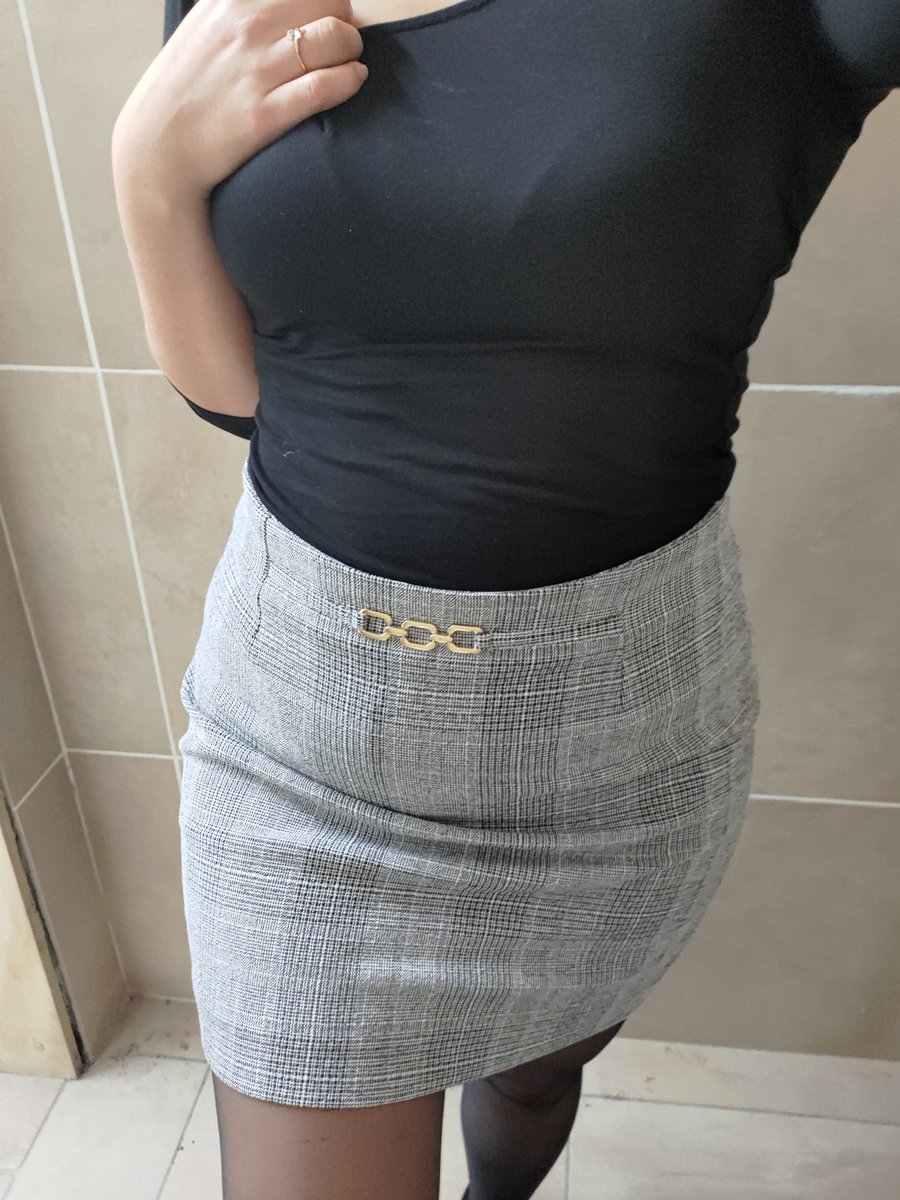 arty_von's tweet photo. Oggi a lavoro così... troppo coperta dite?
Allora facciamo che a chi retweetta mando in privato lo scatto con maglia e gonna alzati ;)

#artyvon #rt #workflash https://t.co/WGBrm9xe7e