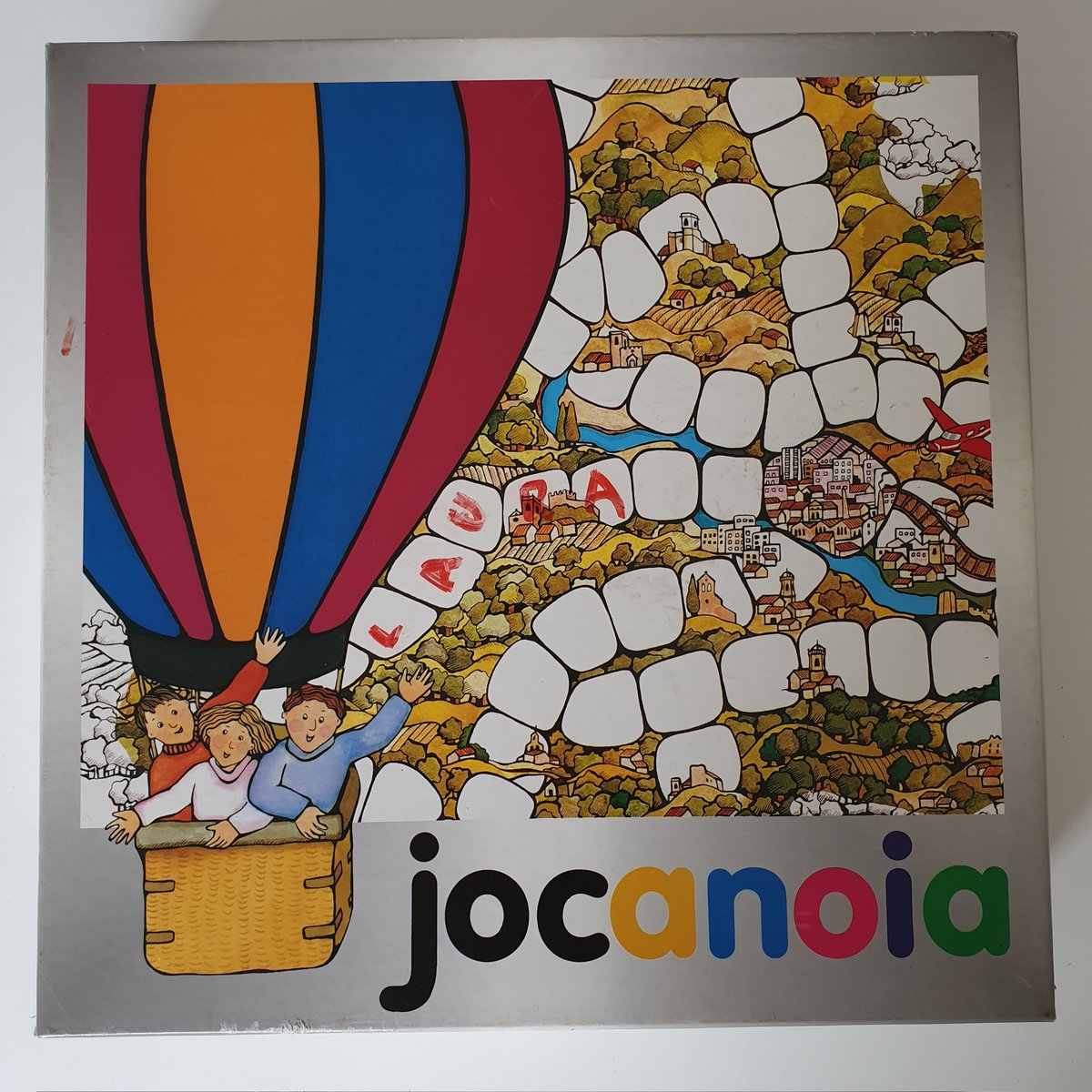 LauraSegura_'s tweet photo. La mare no llença res de quan érem petits. L'altre dia, buscant altres coses, em vaig retrobar amb el Joc Anoia i el vaig endur cap a casa nostra per jugar amb el Roc i el @MarcBernaldez 😉 
El recordeu?? 
#jocanoia #Anoia https://t.co/qF5nKGUUD2