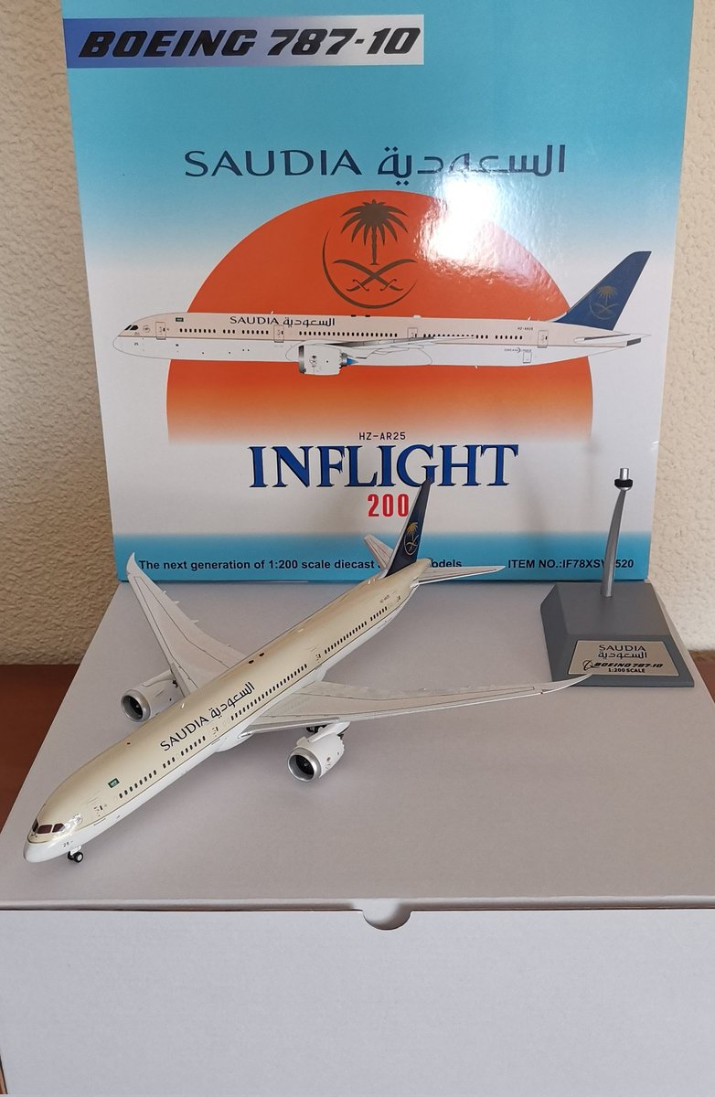 pedrospotter's tweet photo. #BuenosDias #FelizJueves hoy amanecemos con un nuevo aterrizaje 🛬 en mi coleccion
✈️
#Inflight200
#scale1200
Ref: IF78XSV0520
#Boeing #B78710
@Saudi_Airlines
Reg.: HZ-AR25
✈️
#DiecastModel versus #RealModel
#maqueta #miniaturas #modelismo @FranciscoMaeso #inflight200models 👇 https://t.co/S7hLhTlPqq