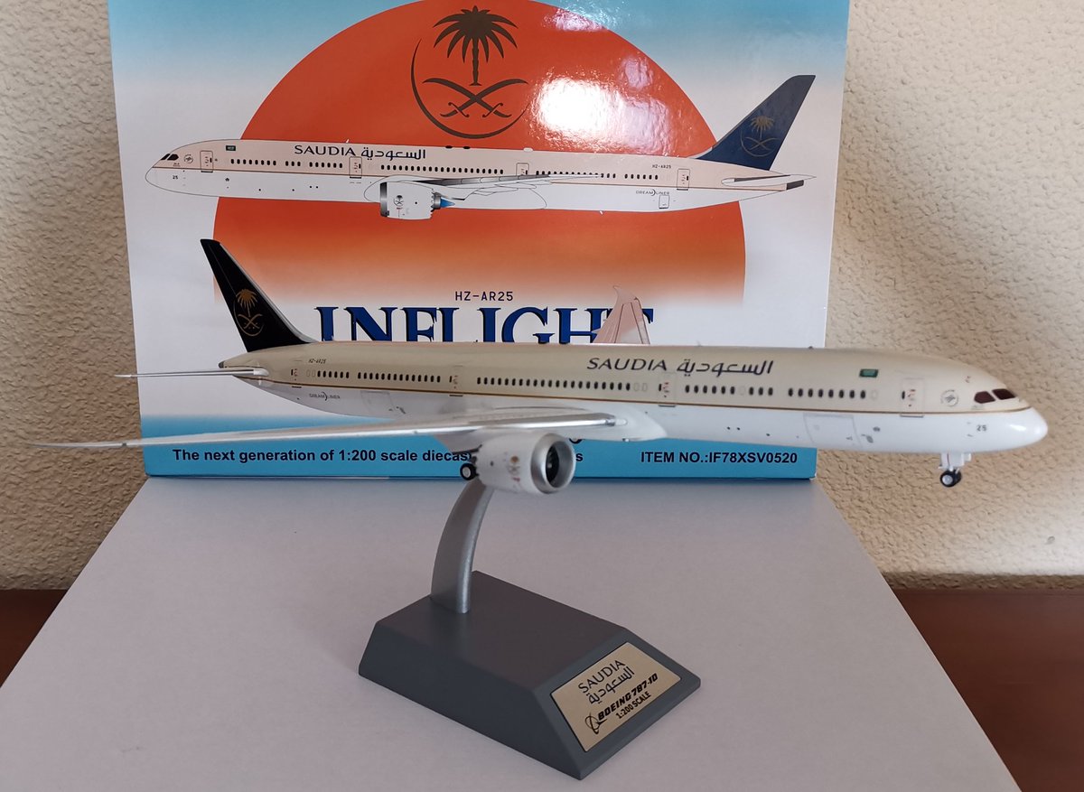 pedrospotter's tweet photo. #BuenosDias #FelizJueves hoy amanecemos con un nuevo aterrizaje 🛬 en mi coleccion
✈️
#Inflight200
#scale1200
Ref: IF78XSV0520
#Boeing #B78710
@Saudi_Airlines
Reg.: HZ-AR25
✈️
#DiecastModel versus #RealModel
#maqueta #miniaturas #modelismo @FranciscoMaeso #inflight200models 👇 https://t.co/S7hLhTlPqq