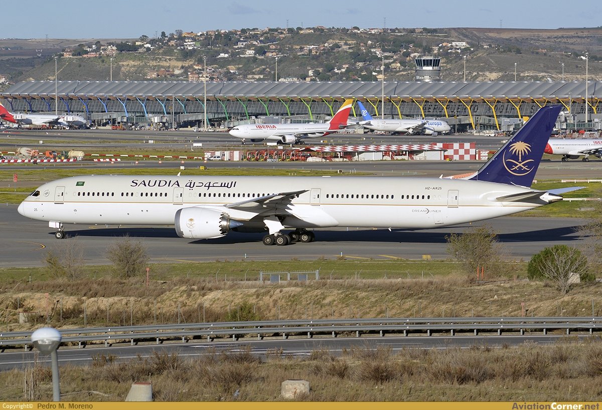 pedrospotter's tweet photo. #BuenosDias #FelizJueves hoy amanecemos con un nuevo aterrizaje 🛬 en mi coleccion
✈️
#Inflight200
#scale1200
Ref: IF78XSV0520
#Boeing #B78710
@Saudi_Airlines
Reg.: HZ-AR25
✈️
#DiecastModel versus #RealModel
#maqueta #miniaturas #modelismo @FranciscoMaeso #inflight200models 👇 https://t.co/S7hLhTlPqq
