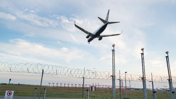 STN_Airport's tweet photo. The rules for ID card holders are changing. 

From 1 October 2021 ID cards will no longer be accepted as a valid travel document upon arrival at @stn_Airport.

ℹ️ For all you need to know about entering the UK after this date, please visit ➡ https://t.co/ZZYcr8kcfU https://t.co/zgEAfBcQAw