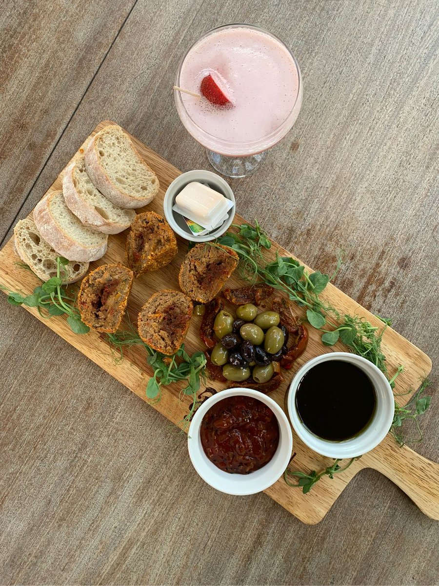 be_lavie's tweet photo. Recently popped by the #theexchangebar #leicester and had one of their Vegan Platters including vegan scotch eggs by Noni’s Family Kitchen, olive oil, balsamic vinegar, olives, bread, sundried tomatoes washed down with a Centre Court! Delicious!
@VisitLeicester @DiscoverLeices https://t.co/NoSUsaDPUB