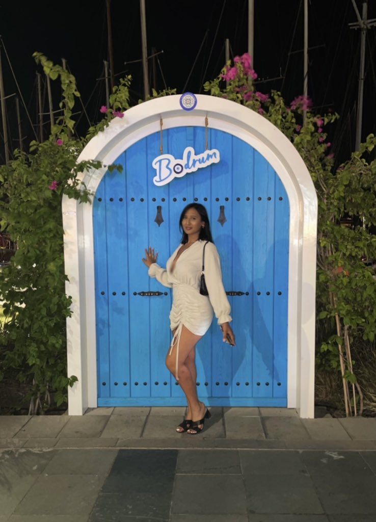 ineskb__'s tweet photo. Coucou c’est moi 🙃🦋 #bodrum2021 https://t.co/YkTlXFDqqA