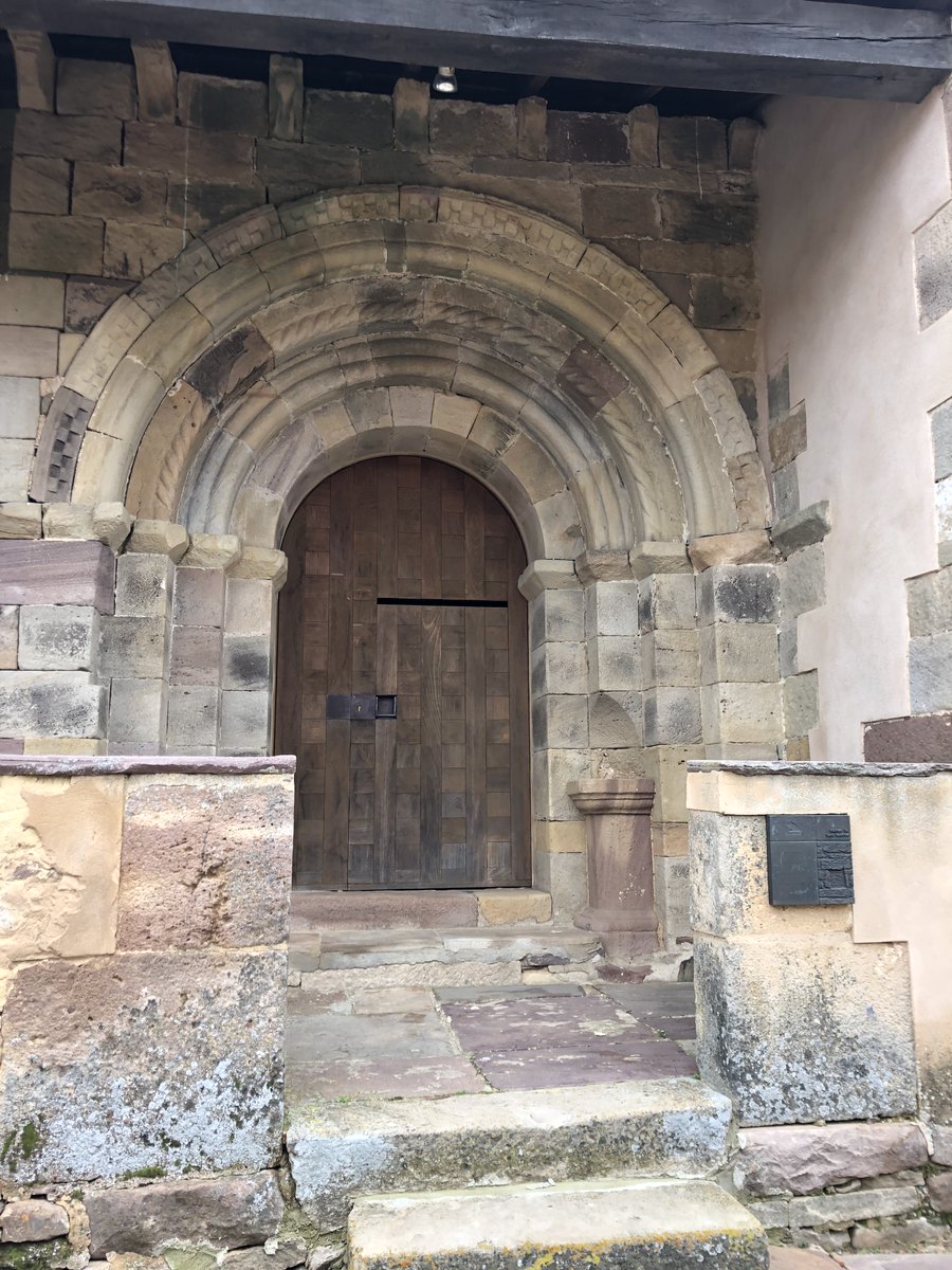 RenataOjerada's tweet photo. #Valdeolea y sus tesoros #SanMartinDeHoyos finales S.XII #Portada arco de medio punto #arquivoltas #guardapolvo ajedrezado #romanico
#JuevesDeArquitectura en septiembre https://t.co/QO6gkY2qtK