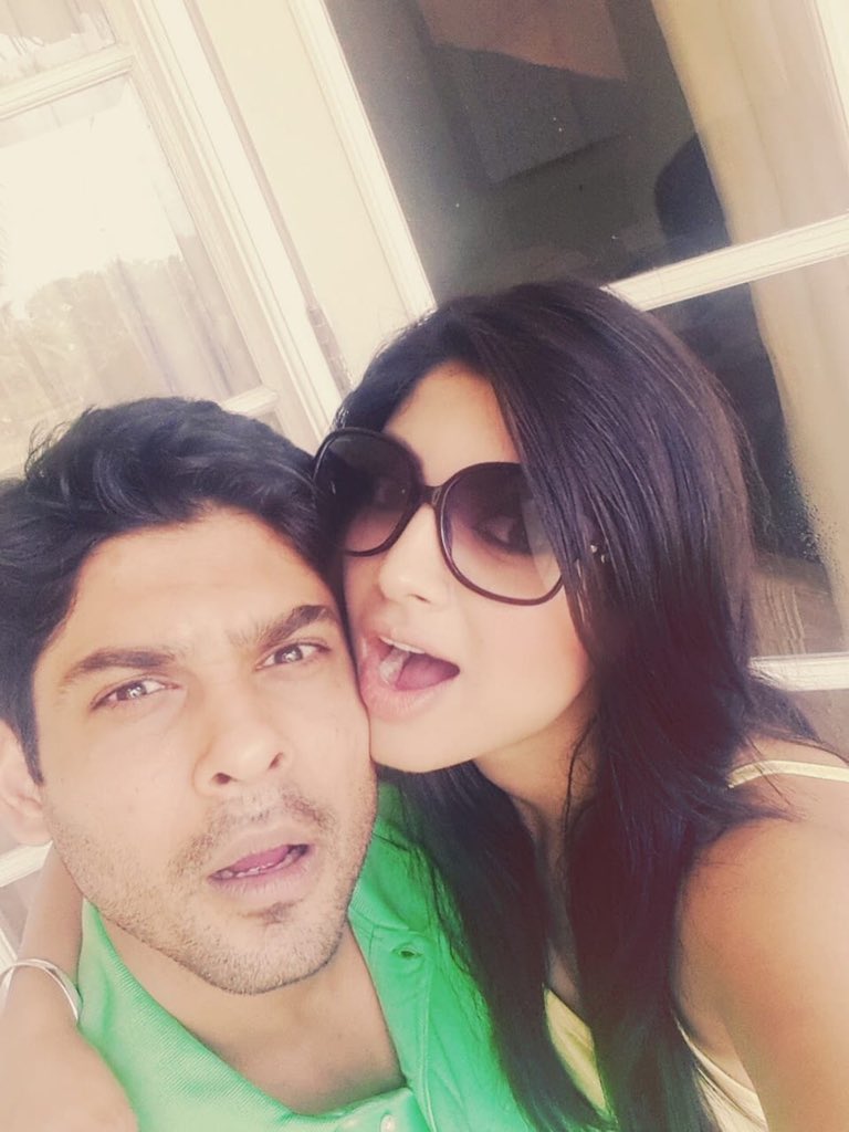 akanksha800's tweet photo. I wish I had understood tht life is short n unpredictable n picked up the phone n made that call instead of waiting for the right time. I’m devastated with this news .Memories, is all that I have just like you who’s always held a special place in my heart #ripsidharthshukla 🙏 https://t.co/qBQr9eTa89