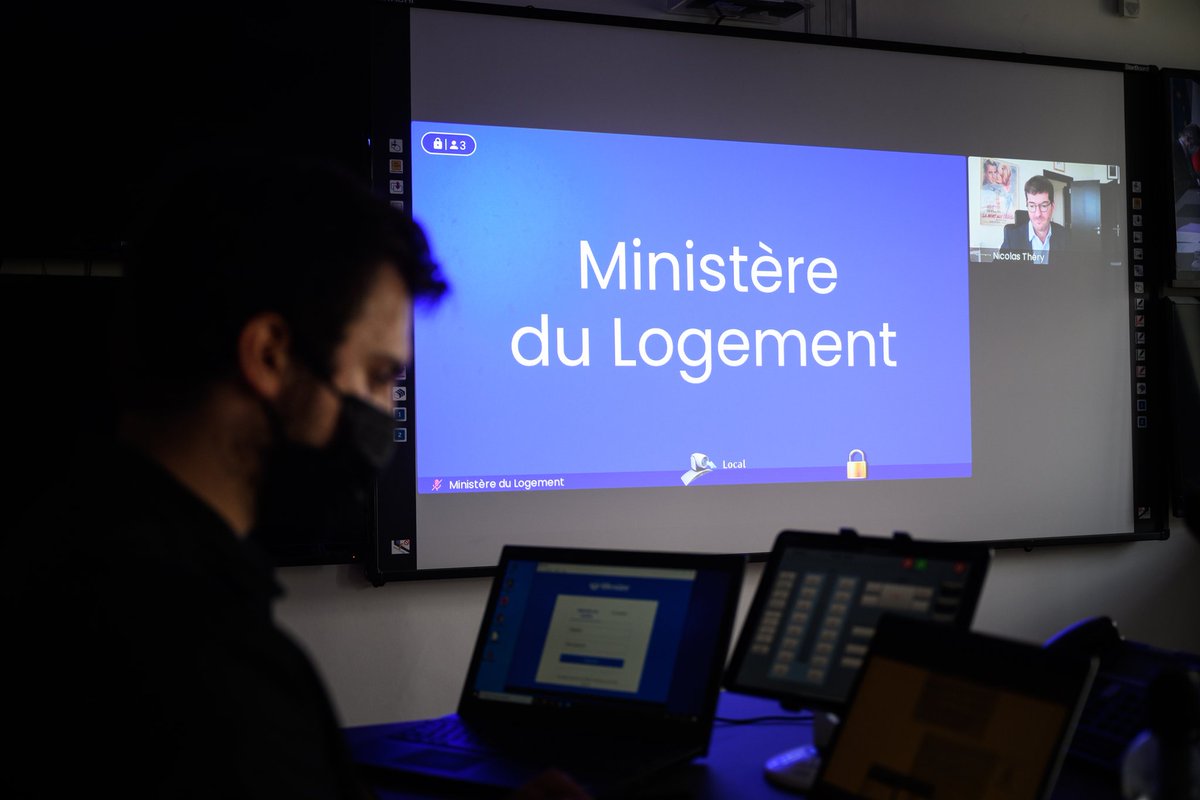 EmmWargon's tweet photo. 💻 Visio hier avec les patrons de @LaBanquePostale et du @CreditMutuel qui s'engagent à proposer à leurs clients le Prêt avance rénovation dès 2022.

👏 Un geste décisif pour l'accès de tous à la rénovation énergétique !
@BrunoLeMaire @barbarapompili

➡️ https://t.co/NC0B0utM7t https://t.co/eeNyddQ3wj