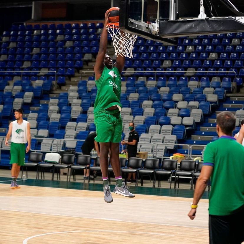 goldendike's tweet photo. Muchas gracias a @unicajaCB por permitirme a trabajar durante todo el verano en vuestras instalaciones y por permitirme cumplir el sueño de cualquier canterano y malagueño del club, que es entrenar con el primer equipo. https://t.co/s0J3O13kMu