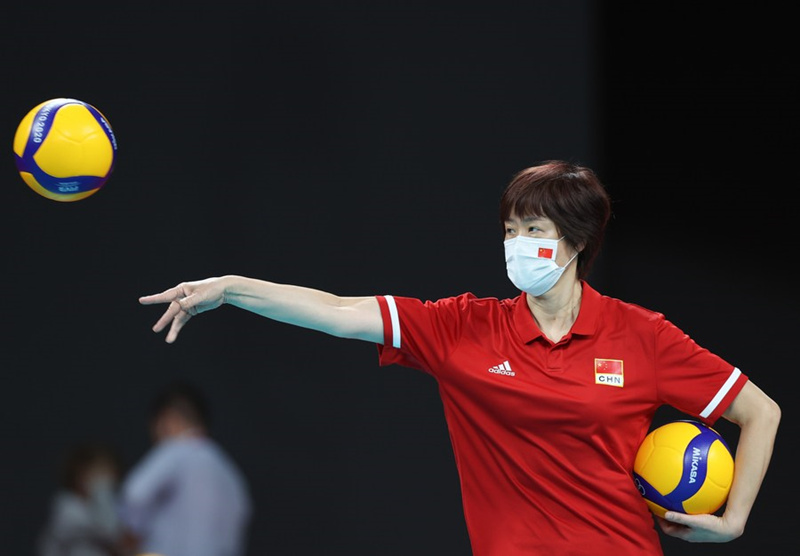 DiarioPovo's tweet photo. #LangPing assumiu a seleção feminina chinesa de #vôlei pela segunda vez em 2013. Sob a orientação de Lang, a China conquistou o ouro olímpico no Rio 2016, bem como os títulos da Copa do Mundo de 2015 e 2019. https://t.co/Uxsr0lzl6m https://t.co/j9mpAh2YZg