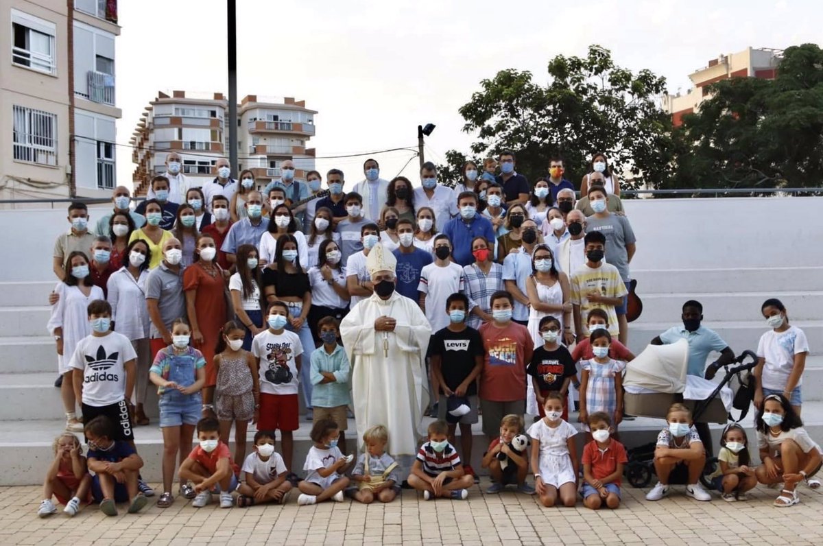 ACGCordoba's tweet photo. Foto de familia de los #DíasEnFamilia2021 de la #DelegaciónDeFamilia de @diocesiscordoba y @acgcordoba en el  #CentroCristoReyTorrox de @caritas_cordoba ¡Gracias a todos! https://t.co/fubYzcgjug