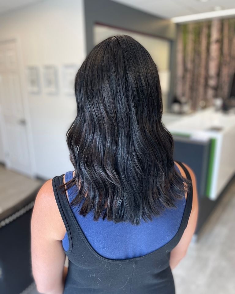 CliqueSalons's tweet photo. Dark hair Queen 👑

A full colour with a few pieces of a lighter shade for dimension &amp; pop! 

Artist @kieshas_hairattude 

#cliqueorganicsalons #darkhairqueen #darkwithpop #dimensionalbrunette #kieshashairattude #dtk #dtksalon #dtklove #neumabeauty #Neumalove https://t.co/QmRPNOeycZ