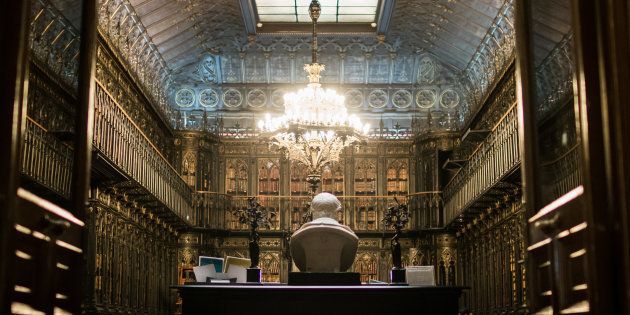 La biblioteca del Senado diseñada por Emilio Rodríguez Ayuso en estilo neogótico inglés. Alberga un facistol (atril) de hierro usado como expositor de la edición príncipe de la Constitución española de 1812 y Una Gramática de Antonio de Nebrija editada en 1550.
#MadridEnRuta