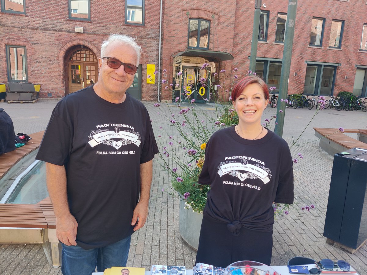 Neriks1's tweet photo. NTL-dager på @OsloMet Amir og Mari på stand i Pilestredet. #MittNTL Vi har også åpent lunsjmøte i morgen: Fra styringsjag til tillit i akademia, kl. 11.30 i Pilestredet 35. Sees vi der? @NTLnorge @Barsok @MartinKvalvik  https://t.co/WuQPvbvAxW https://t.co/UGApyWOL2u
