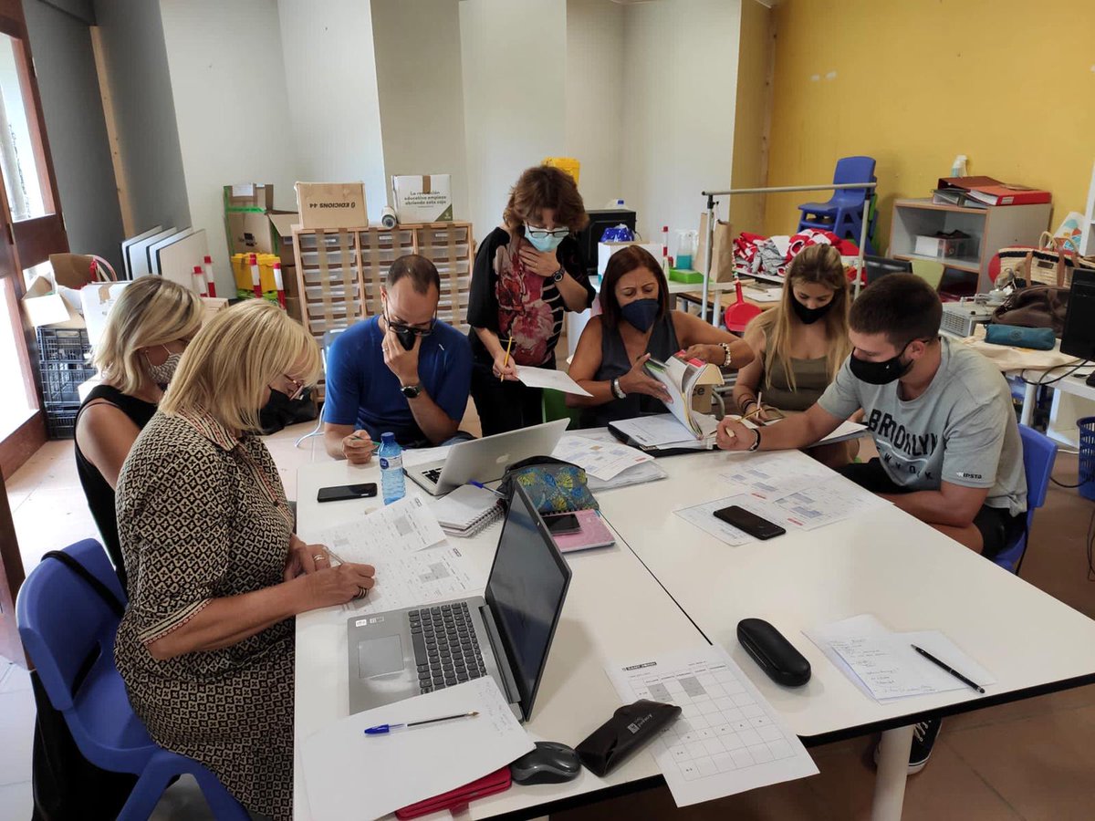 IESANTJORDI's tweet photo. Comencem planificant el nou curs amb moltes ganes #NousEspaisUnNouSantJordi #escolanova #noucurs #escolescoop #escolesmaresme #vilassardedalt https://t.co/aG9VOl5DQc