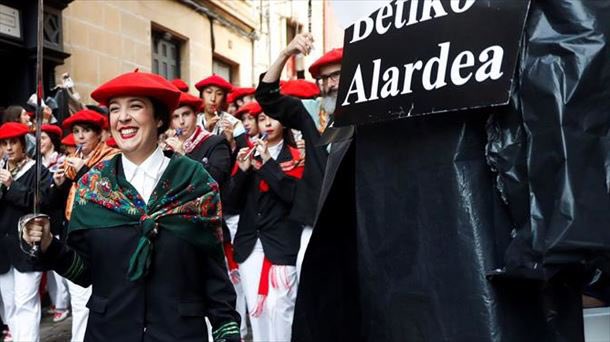 JulenHernandez's tweet photo. Gaurko #Blaipasa-ko nire tartean Hondarribiako Jaizkibel Konpainiaren biografia ez-autorizatua kontatuko dizuet.
📅Gaur
⏰18:40
🎙@euskadi_irratia @baipasaEI
📻 https://t.co/YXwln4yUWx https://t.co/tQhl98NrmV