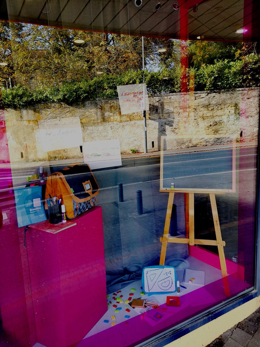 MouillacN's tweet photo. À la rentrée, on a tous besoin de... son banquier !
Notre vitrine de Talence a troqué son parasol et ses affaires de plage pour le joli cartable de rentrée 💼✏️📐et le tableau à la craie ! 
Bonne rentrée 2021-2022 à tous les élèves ! #vitrineavecreflets
@334Cmso https://t.co/HwcKqTpyS8