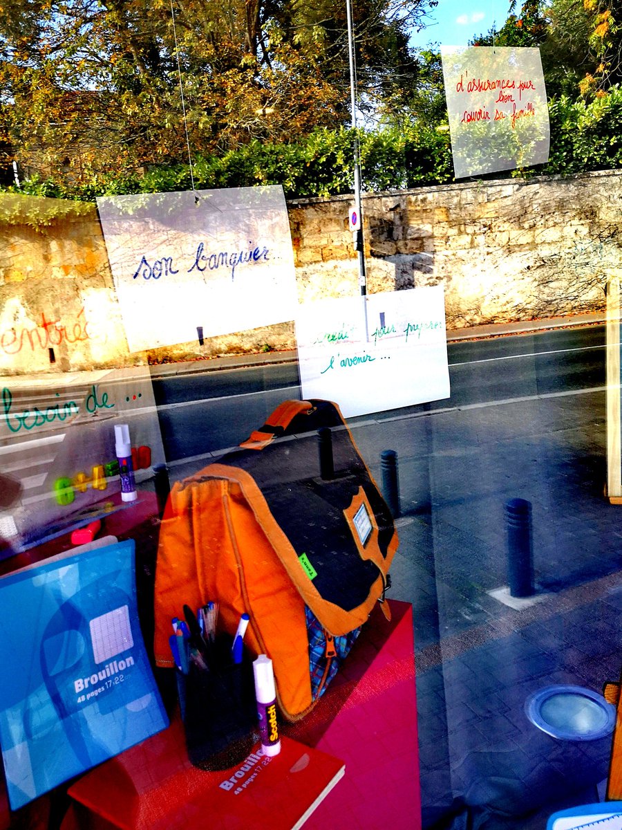 MouillacN's tweet photo. À la rentrée, on a tous besoin de... son banquier !
Notre vitrine de Talence a troqué son parasol et ses affaires de plage pour le joli cartable de rentrée 💼✏️📐et le tableau à la craie ! 
Bonne rentrée 2021-2022 à tous les élèves ! #vitrineavecreflets
@334Cmso https://t.co/HwcKqTpyS8