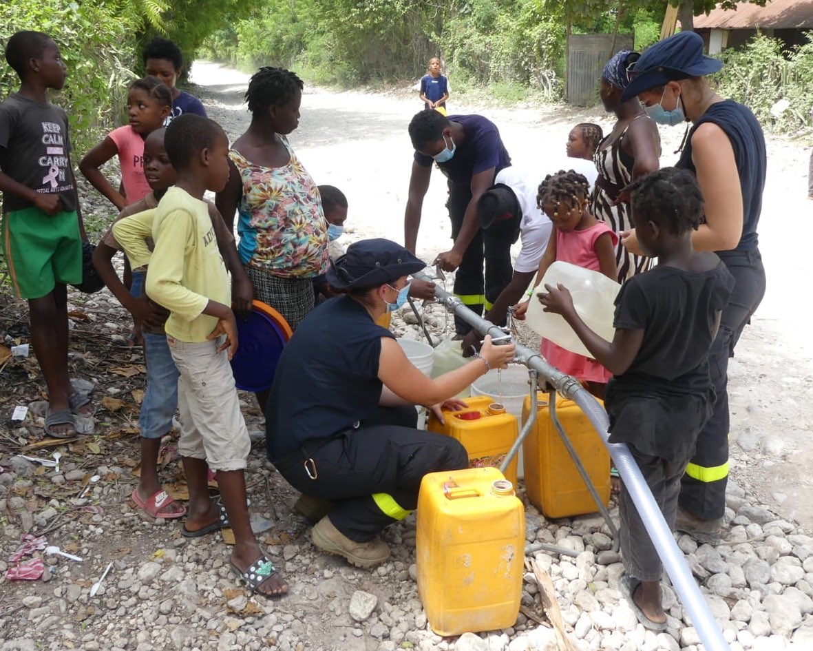 [#Séisme #Haïti]: Focus sur nos sapeurs-sauveteurs de l’UIISC1 déployés en mission dans le cadre 🇪🇺du #MPCU pour produire et fournir de l’eau potable vitale pour la population haïtienne.🇫🇷🤝🇭🇹