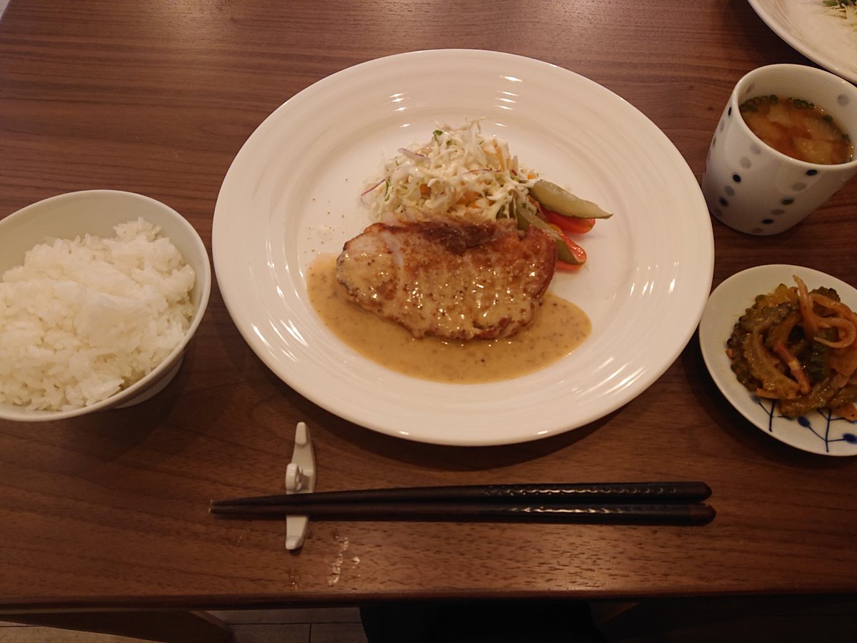 komi4900's tweet photo. 博多あんくるのランチ￥1100也。この他、鶏肉、魚、ハンバーグあり！高そうに感じますが、食べてみたら絶対安いと思います！ https://t.co/0zoxdZ7hYy