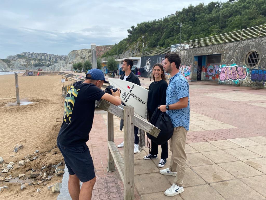 .<a href="/SurfSessionMag/">surfsessionmag</a>-etik bisitatu gaituzte, #Euskadi-ko kostaldea erreferentziazko helmuga surferoetako bat zergatik den egiaztatzeko. Atzo #Sopela-n eta #Mundaka-n egon dira, Garazi Sanchez eta Mike Dobos surflariekin eta Edu Bartolome argazkilariarekin.
#SurfingEuskadi