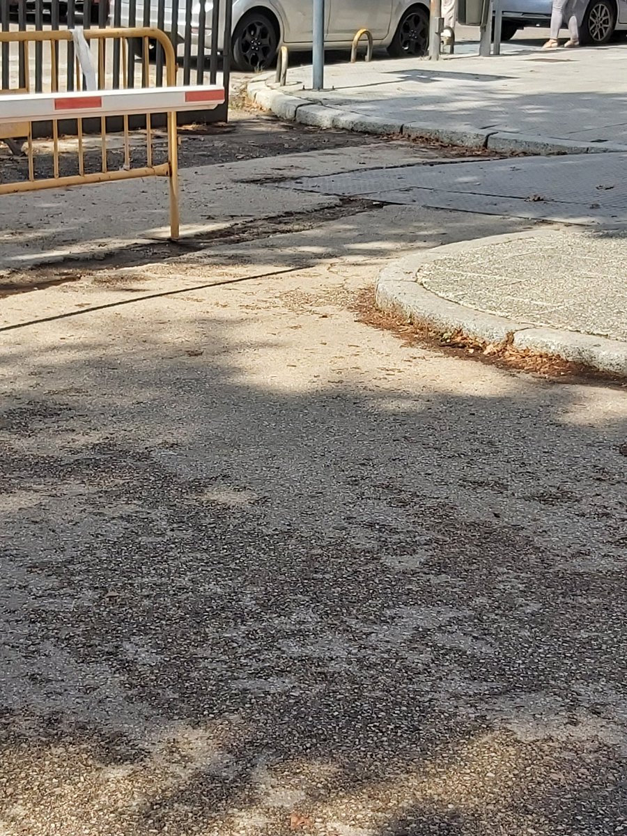 madrestresadas's tweet photo. Si la @ComunidadMadrid y @MADRID se gastasen parte de nuestros impuestos en arreglar los accesos al hospital Clínico, las personas con #movilidadreducida vivirían un poco mejor @Lineamadrid @AlmeidaPP_ @IdiazAyuso https://t.co/BUAvAux0hT