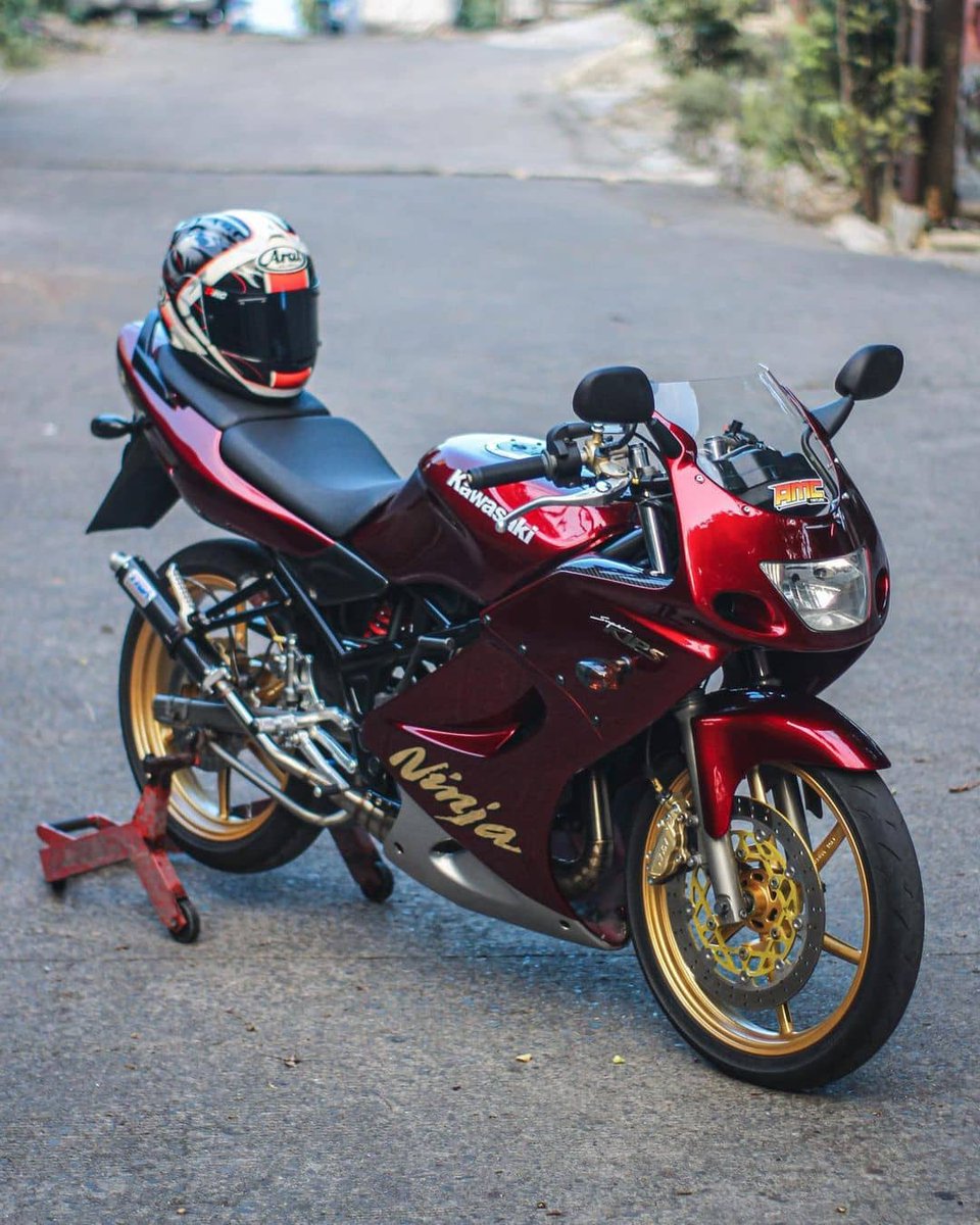 BikersRanger's tweet photo. Kekemasan berganda sang jentera tua ! Dilengkapi KIPS yang beraksi dalam setiap pulasan memberi keancapan teratas ! βΌοΈππ₯
credit kawasaki2stroke_engine
#thebikersranger #bikersranger #TBRraretrok #SangapThrottle #kawasaki #rr150 #zx150 #krr150 https://t.co/HdnHbRT329