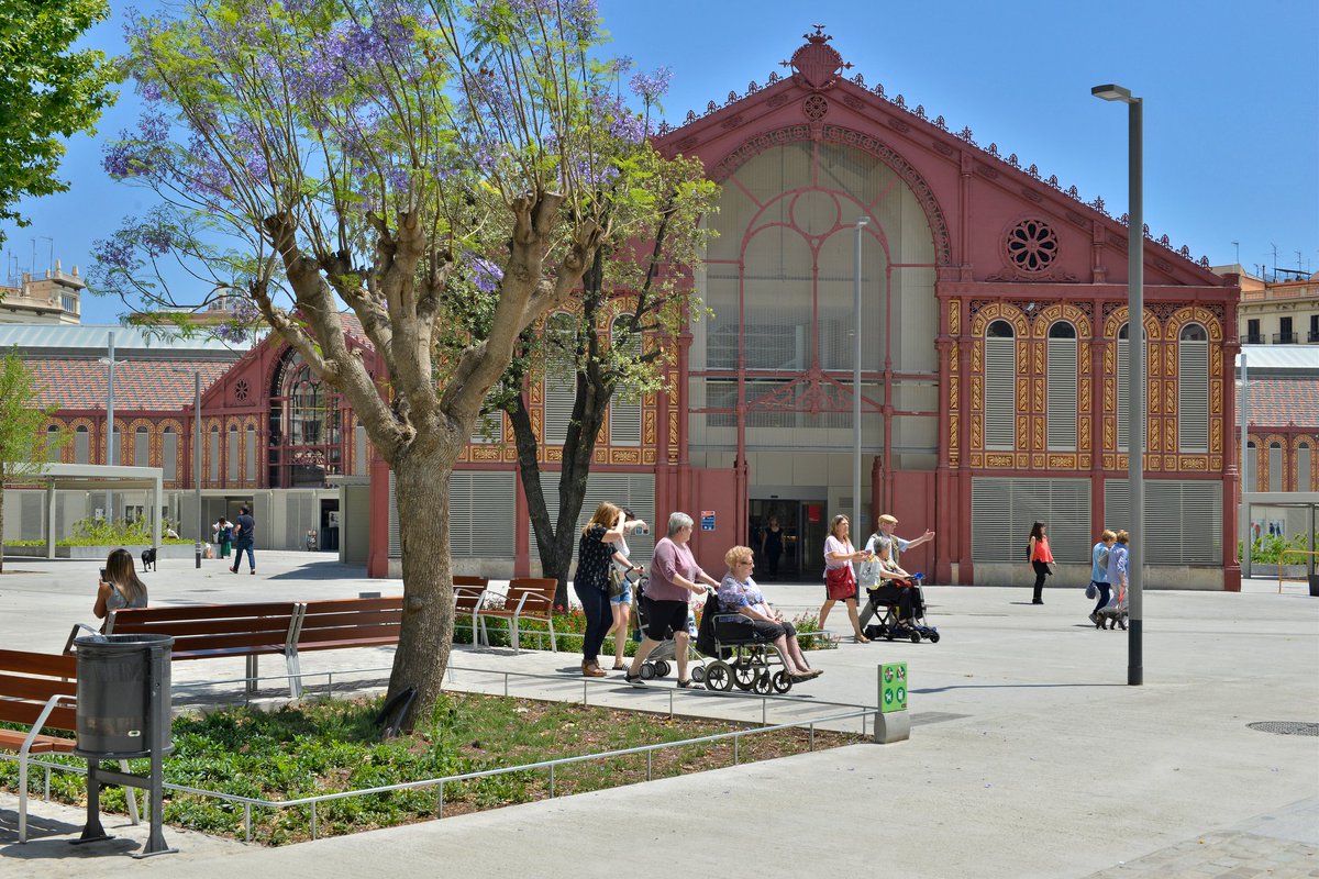bcn_ajuntament's tweet photo. ❤️👨‍👩‍👧‍👦 Les superilles de Barcelona tenen efectes positius per a la salut i el benestar.
 
És la conclusió de diferents estudis de @salutpublicabcn sobre els efectes en la salut i la qualitat de vida de les superilles del #Poblenou, #SantAntoni i #Horta.
 
#SuperillaBarcelona https://t.co/l6AISlmSE1